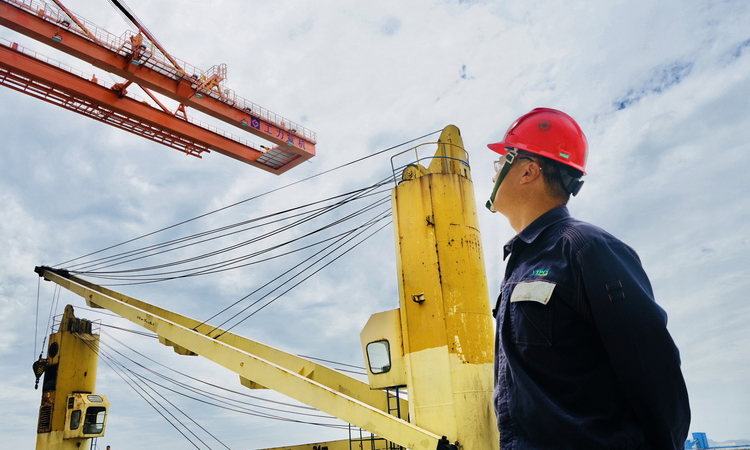 越南永新一期BOT項目迎來首船煤抵港靠泊卸煤，標志著該項目的“生命補給線”已正式打通。為項目下一步的試運工作，為項目25年的可靠運行打下了堅實的燃料基礎。（林丹丹 攝）