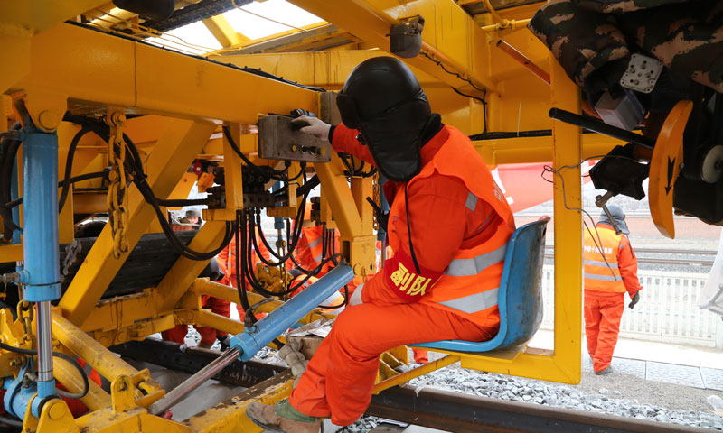 在軌道精調精整上，投入大型養路機械進行平行作業，確保作業質量，為按期安全精準順利實現首鋪打下了堅實基礎。圖為接軌操作臺。（攝影 肖永順）