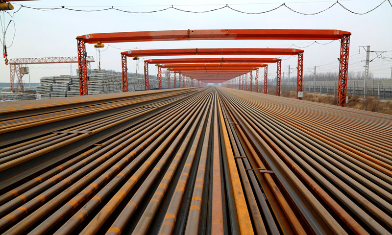 據悉，該高鐵所鋪設的鋼軌，是100米長、60公斤的高鐵鋼軌，事先在焊軌基地焊成的500米長的無縫鋼軌，這也是目前國內高鐵線路廣泛采用的。這種無縫鋼軌，可以減少輪軌接觸的應力，改善車輛動力學的性能，能夠保證動車組列車在線路上安全平穩高速運行。圖為中鐵十四局集團通遼客專項目存軌基地。（攝影 肖永順）