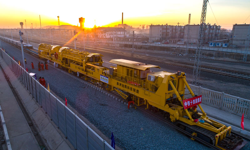 內蒙古通遼至遼寧新民北高鐵于2016年6月開工建設，是國家中長期鐵路網規劃的“八橫八縱”高速鐵路網的組成部分，是東北地區進出關鐵路客運通道的延伸。線路自京沈客專新民北站引出，經彰武、甘旗卡，引入通遼站，正線全長197公里，設計時速250公里。（攝影 史家民）