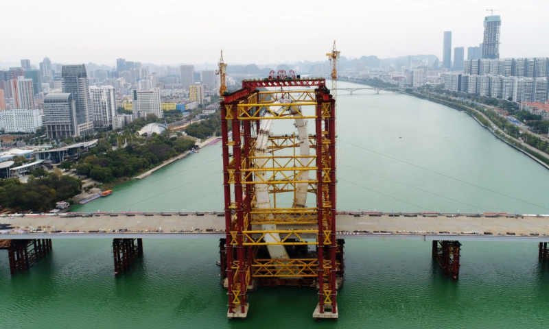 白沙大橋的主塔最高點達106米，為空間異形結構，仿佛將兩根筆直的鋼塔在空中擰成一個“麻花”。（李斌 攝）