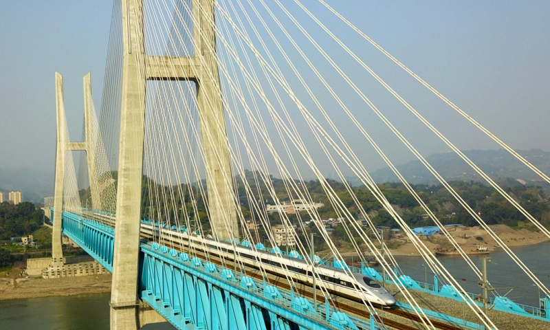 2018年1月9日，一列動車組測試列車通過新白沙沱長江特大橋。（新華社記者 劉潺 攝）