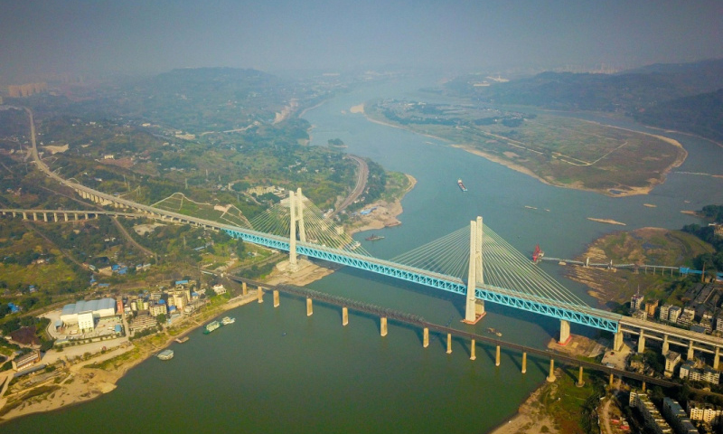 該橋上層為四線客車線，設計時速200公里；下層為兩線貨車線，設計時速120公里。（新華社記者 劉潺 攝）