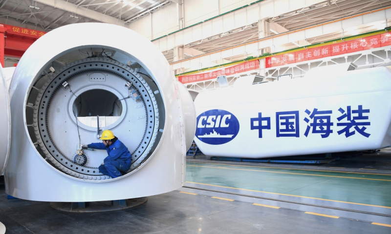 近年來，江蘇省如東縣將發展清潔能源作為經濟發展的主攻方向，大力實施科技興海。圖為2018年1月9日，中船重工江蘇海裝風電設備有限公司員工在組裝2兆瓦海上風電風機輪轂。新華社發（李存根 攝）