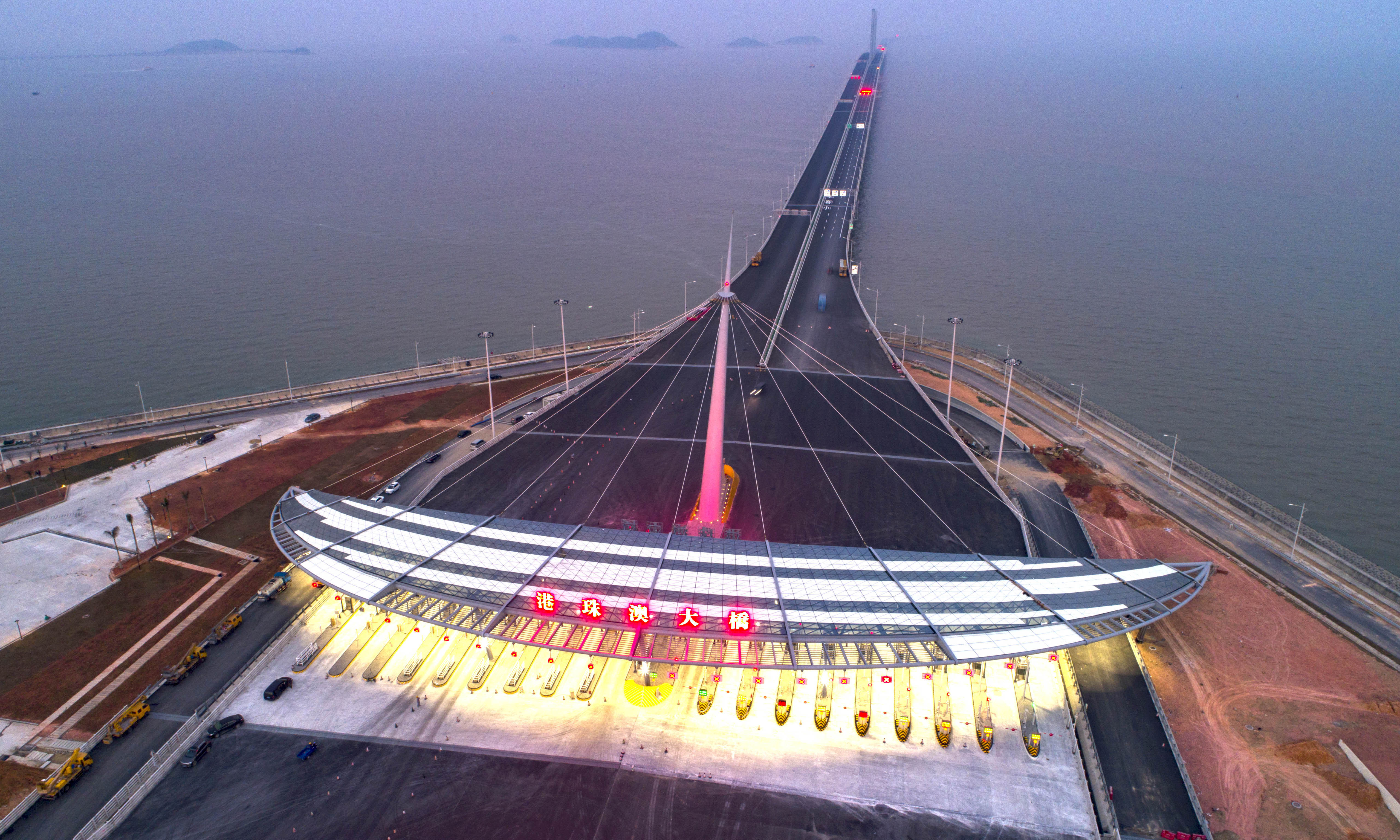 2018年1月4日，港珠澳大橋收費系統正式上線測試。 將在港珠澳大橋通行的車輛不僅有統一格式車牌的大陸車，還有車牌格式多樣的香港和澳門地區車輛。大陸和香港實行不同的過路收費模式。項目部歷時兩年，于世界范圍首創兼容不同制式的收費模式。識別車牌僅需0.3秒。（史家民 攝）