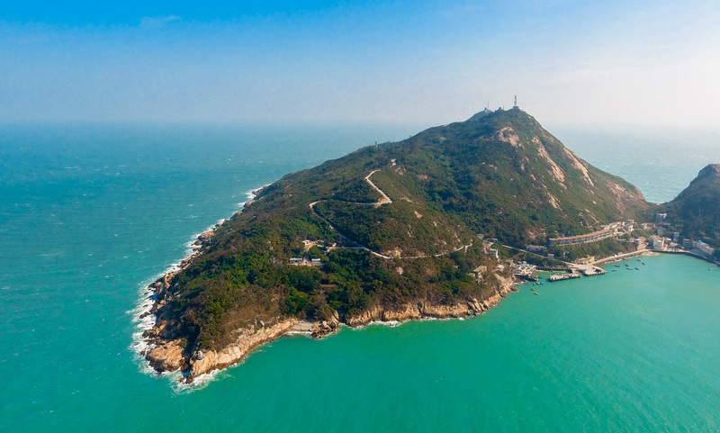 海擔桿島四面環海，不少供電線路在懸崖邊修筑。