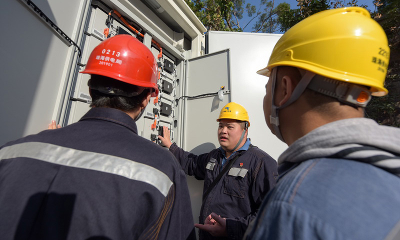該微電網項目創造性地采用了柴油發電、光伏、儲能互補的建設方案，發電系統包括4臺柴油發電機、一套蓄電池儲能系統及一套光伏系統，并建設了雙回路電纜線路形成環網供電，大大提高了海島供電可靠性。（周東興 攝）