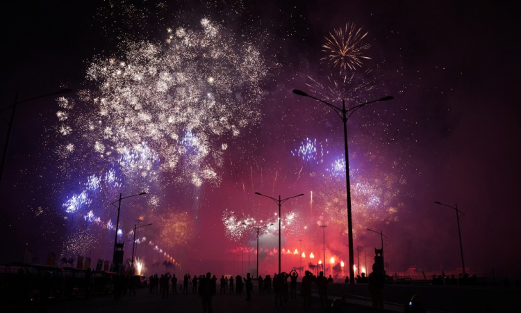 港珠澳大橋東人工島上燃放煙花慶祝主體工程全線亮燈。（新華社記者 周自揚 攝）