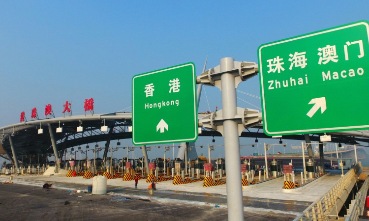 港珠澳大橋橋頭。（新華社記者 梁旭 攝）