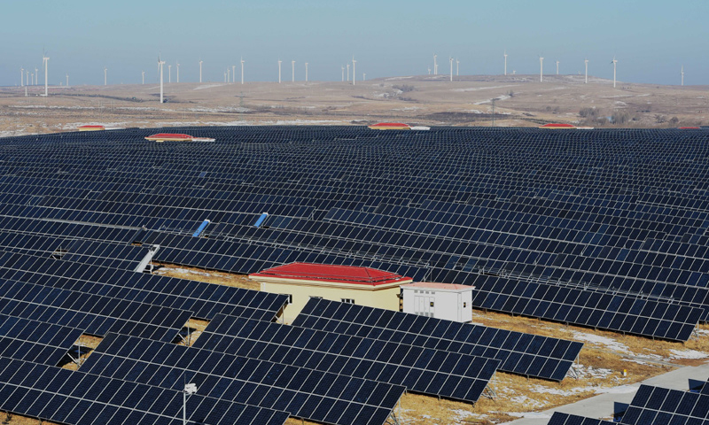 擬同步機技術能夠使新能源機組由“我行我素”的“自轉”變為“協調統一”的“公轉”，主動支撐電網頻率、電壓波動，有力保障電網安全穩定運行。圖中是國家風光儲輸示范電站內的風光互補發電場，該發電場由具備虛擬同步機功能的新能源電站控制系統控制。（新華社記者 楊世堯 攝）