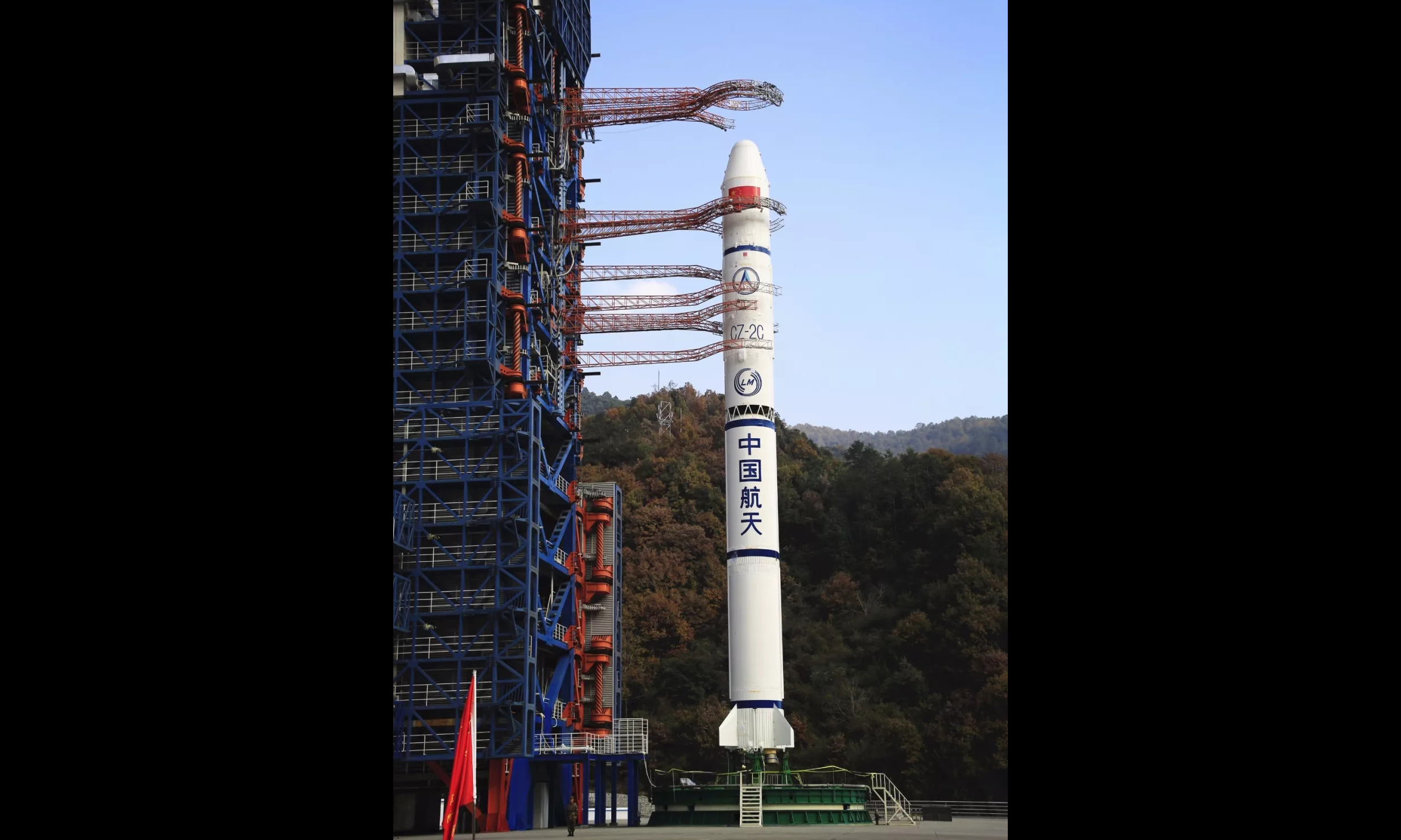 本次發射是長征系列運載火箭的第260次發射。圖為長二丙火箭整裝待發。（謝奇勇 攝）
