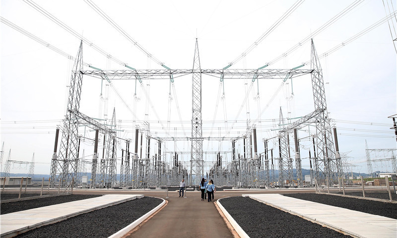 12月21日，中國國家電網公司與巴西國家電力公司聯合中標的巴西美麗山水電站特高壓直流輸電一期工程在巴西米納斯吉拉斯州伊比拉西市埃斯特羅托換流站舉行投運儀式。圖中是在巴西米納斯吉拉斯州伊比拉西市拍攝的埃斯特羅托換流站。（新華社記者 李明 攝）