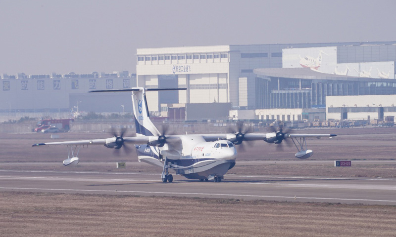 12月24日，大型滅火／水上救援水陸兩棲飛機“鯤龍”AG600在珠海首飛成功，順利降落。（新華社記者 劉大偉 攝）