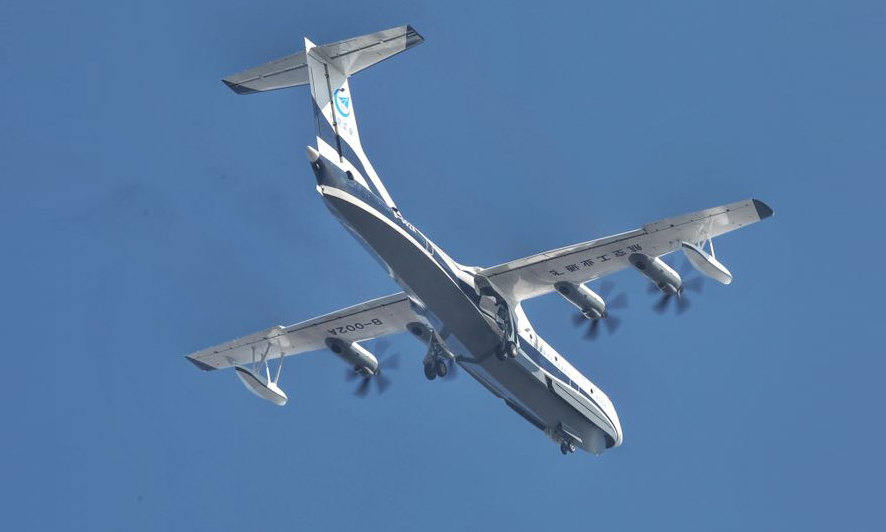 作為三個國產“大飛機”之一的AG600，2009年6月經國家正式批復立項，2016年7月總裝下線，12月7日獲得首飛特許飛行證。AG600飛機首飛標志著型號研制從試制轉入試驗試飛階段，飛機的研制試飛和型號合格審定試飛將逐步開展。（新華社記者 梁旭 攝）