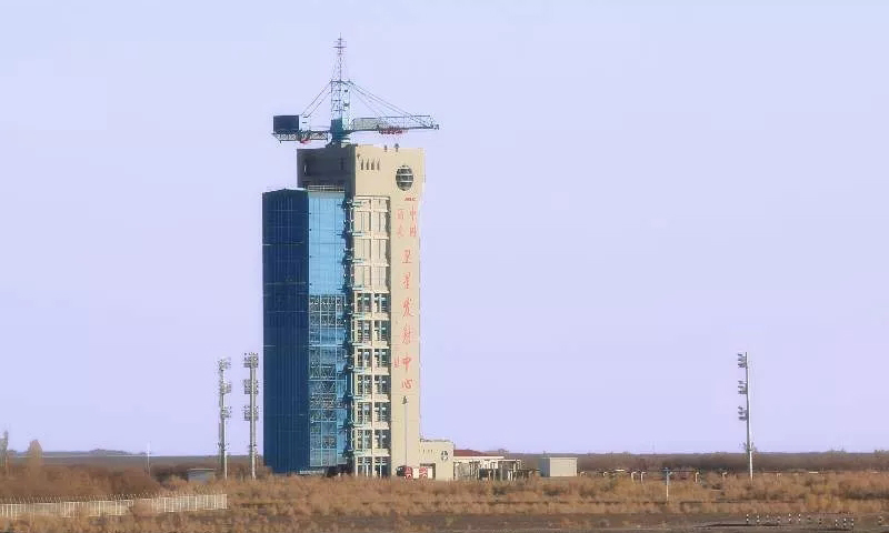 本次發射是長征系列運載火箭的第259次飛行。圖為長征二號丁運載火箭整裝待發。（王磊 攝）