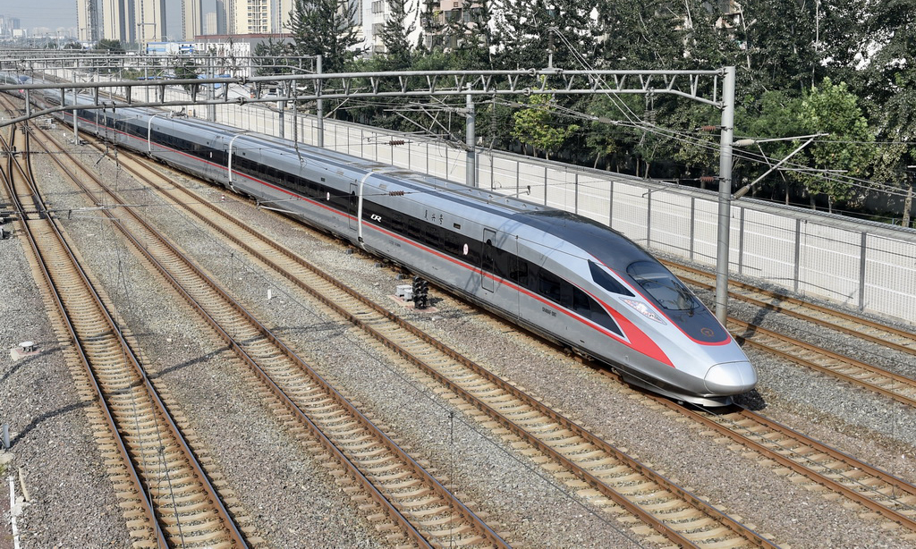 2017年9月21日9時整，G1次中國標準動車組“復興號”駛出北京南站，瞬間提速。歷經4小時28分的飛馳，抵達上海虹橋站。其疾如風！一路上，“復興號”最高時速達到355公里。350公里時速的正式運營，標志著我國成為世界高鐵商業運營速度最高的國家。（新華社記者&nbsp;羅曉光&nbsp;攝）