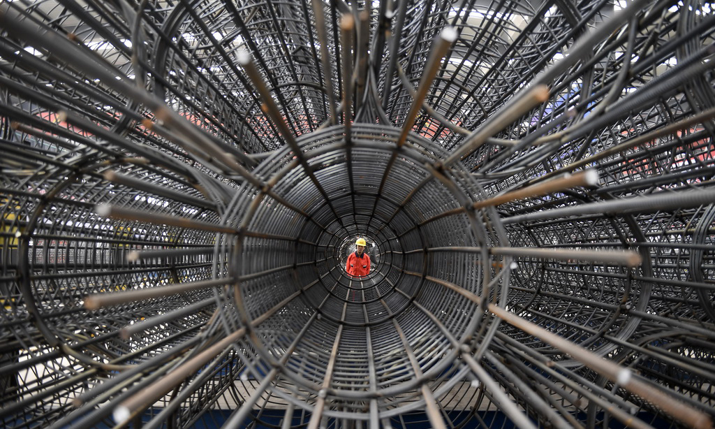 目前，中國鐵路在勘察設計、工程建造、高速動車組、列車控制、牽引供電、運營管理、安全保障等領域已經取得一系列自主創新成果，中國鐵路總體技術水平已邁入世界先進行列，部分技術處于世界領先水平。圖為2017年4月17日，工人在中鐵上海工程局銀西高鐵甘寧段制梁場制作高鐵預制梁。銀西高鐵跨陜西、甘肅、寧夏三省（區），速度目標為250公里每小時，計劃2020年建成通車，屆時從西安到銀川將由現在的14個小時縮短至3小時左右。（新華社記者 王鵬 攝）