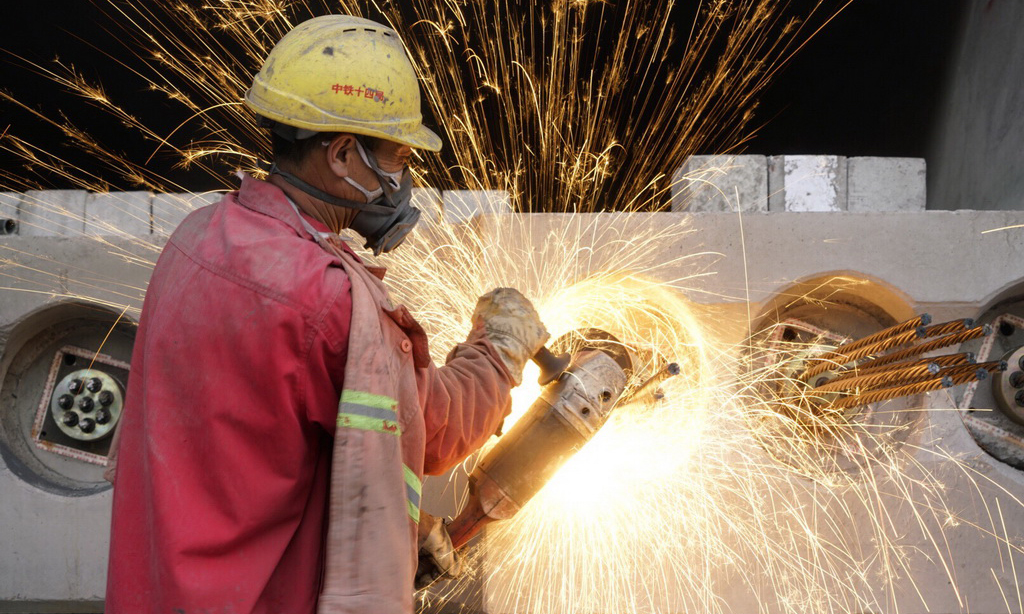 魯南高鐵東起山東日照，向西經臨沂、曲阜、濟寧、菏澤，與河南省鄭徐客運專線蘭考南站接軌，預計2019年年底建成通車。圖為2017年11月2日，中鐵十四局集團的工人在魯南高鐵山東臨沂段施工。（新華社記者&nbsp;邢廣利&nbsp;攝）