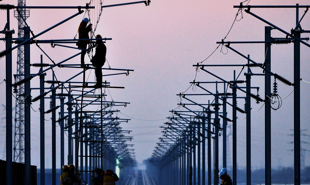 濟青高鐵預計將于2018年底建成通車，屆時濟南至青島最快一小時即可抵達。圖為11月26日，中鐵電氣化局集團的施工人員在濟青高鐵臨淄北至青州區間進行接觸網作業。（新華社記者&nbsp;李安&nbsp;攝）&nbsp;