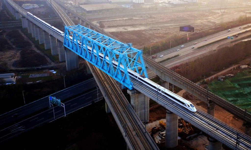 2017年12月6日，西安至成都高速鐵路全線開通運營，兩地的最短旅行時間壓縮至4小時7分。圖為西成高鐵由西安北站駛出的列車經過西成高鐵跨西寶高鐵特大橋。&nbsp;（新華社記者&nbsp;劉瀟&nbsp;攝）