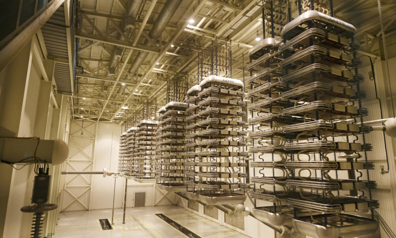 寧夏-山東直流輸電工程西起寧夏回族自治區靈武市境內的銀川東換流站，東至山東省膠州市境內青島換流站，直流線路全長約1335千米，途經寧夏、陜西、山西、河北、山東五省區，額定輸送容量為400萬千瓦時。圖為國網寧夏電力有限公司銀川東換流站內景。（新華社記者 王鵬 攝）