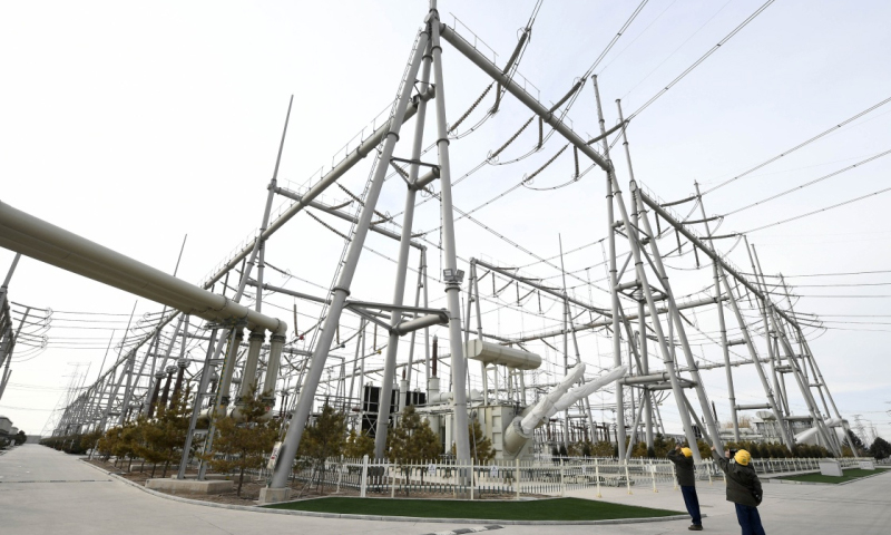 寧夏-山東直流輸電工程是國家在推進西部大開發戰略中實施“西電東送”的重要通道，有力促進能源資源優化配置，帶動了西部地區經濟發展。圖為工作人員在國網寧夏電力有限公司銀川東換流站廠區內進行安全巡檢。（新華社記者 王鵬 攝）