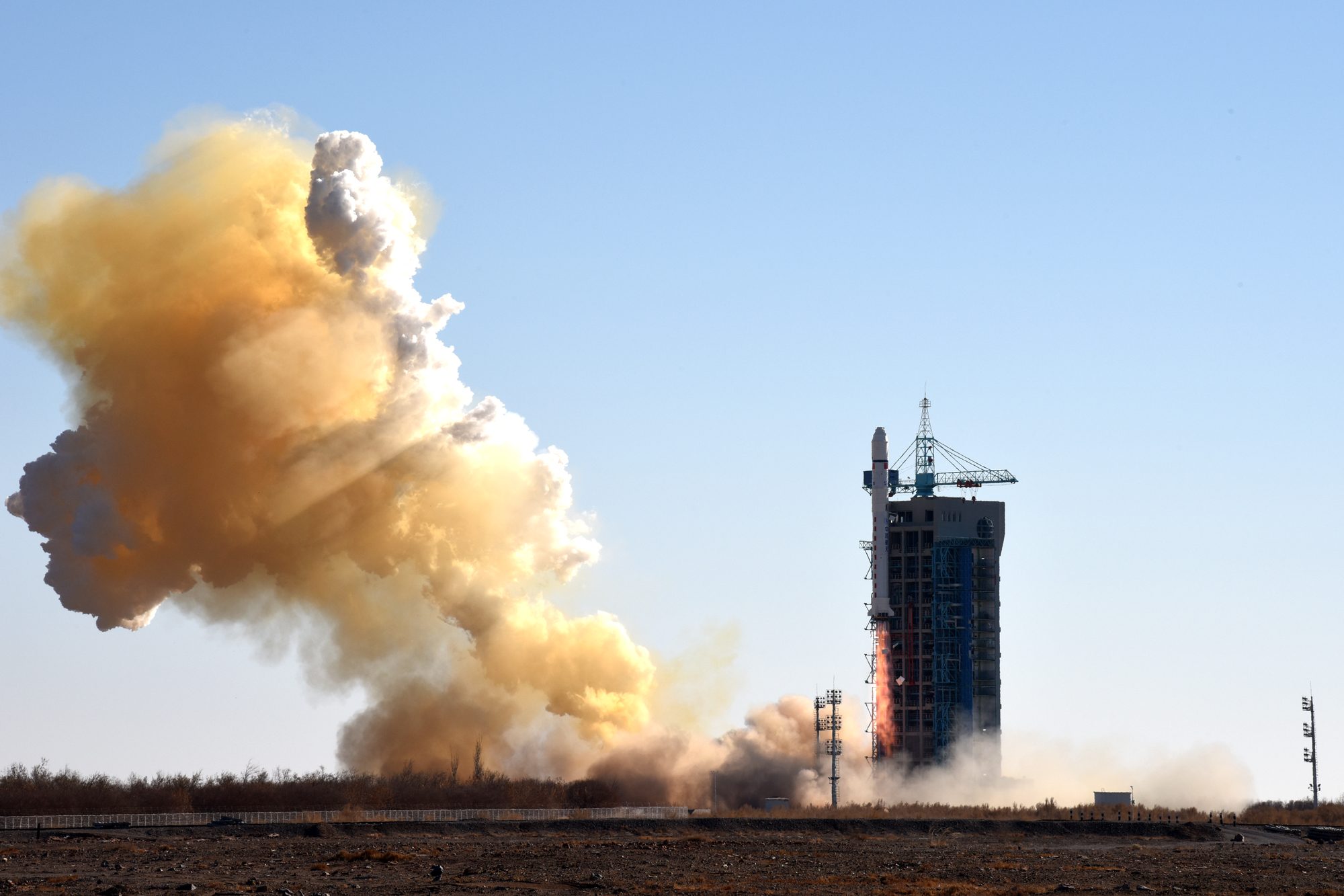 12月3日12點11分，長征二號丁運載火箭在酒泉衛星發射中心順利升空，成功將陸地勘查衛星一號送入預定軌道。陸地勘查衛星一號由中國航天科技集團公司五院所屬航天東方紅衛星有限公司抓總研制，主要用于開展陸地資源遙感勘查。（莊茜倩 攝）