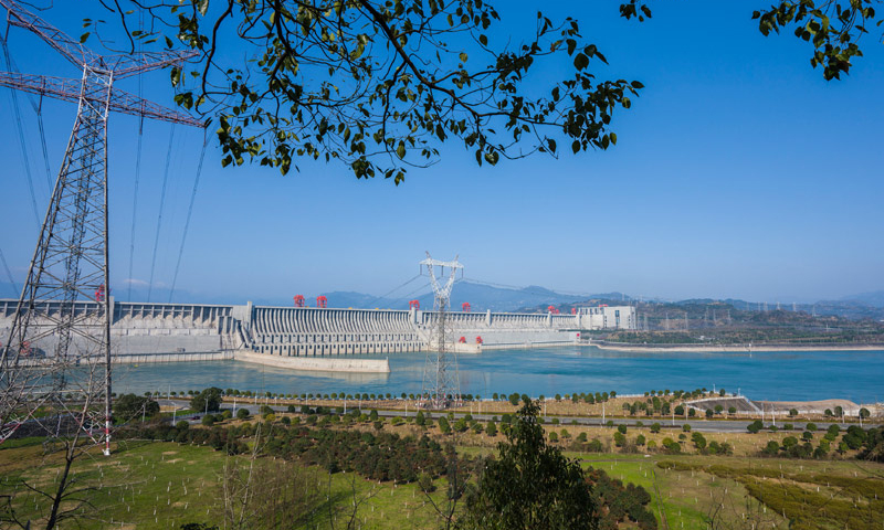 圖為2021年1月1日拍攝的三峽工程及三峽電站外送輸電線路。新華社發（向紅梅 攝）