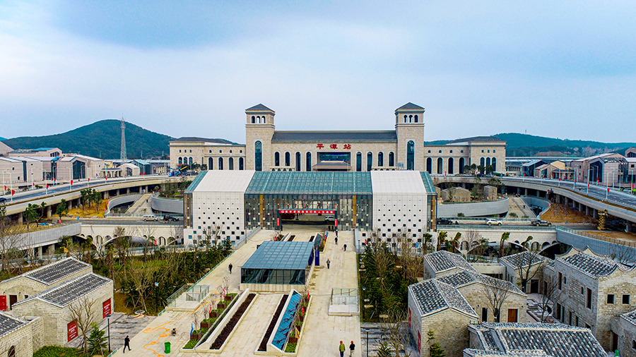 福平鐵路只有短短88.4公里，設計時速200公里，但即使在突飛猛進的中國高鐵時代里，福平鐵路也絕對不是“資質平平”的一條鐵路，而是有著多個奪人眼球的亮點。圖為平潭站。