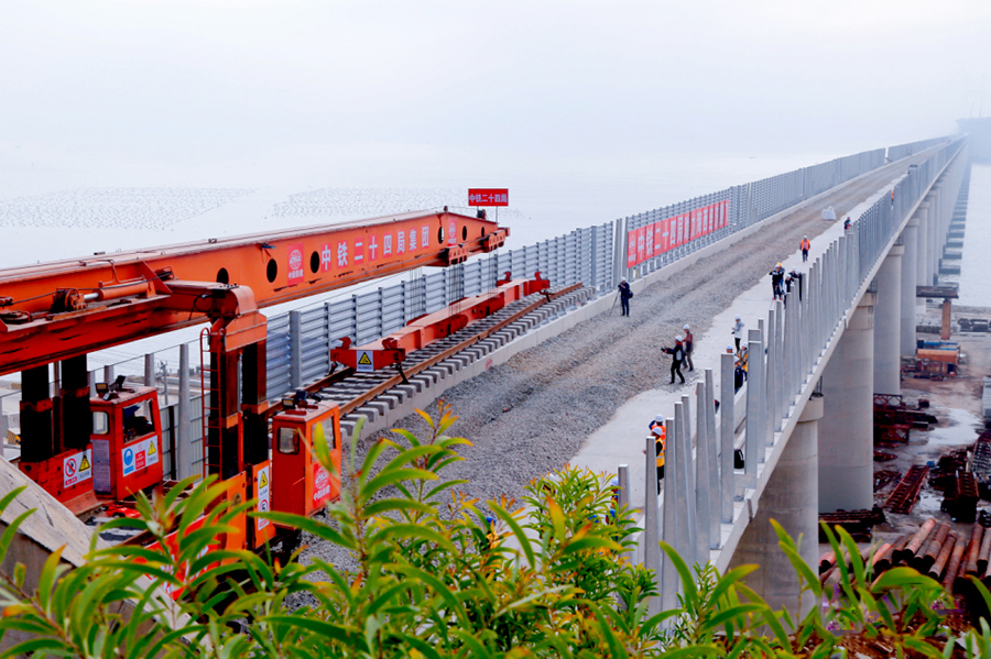 高鐵駛上平潭島后，平潭往返福州市區將縮短40公里，半小時內可達福州。作為京福臺鐵路通道的重要組成部分，福平鐵路服務于平潭綜合實驗區、兩岸先行先試，對強化海峽西岸經濟區鐵路網構架具有重要意義，也使長樂、平潭與福州市區形成“半小時生活圈”。圖為建設中的福平鐵路。
