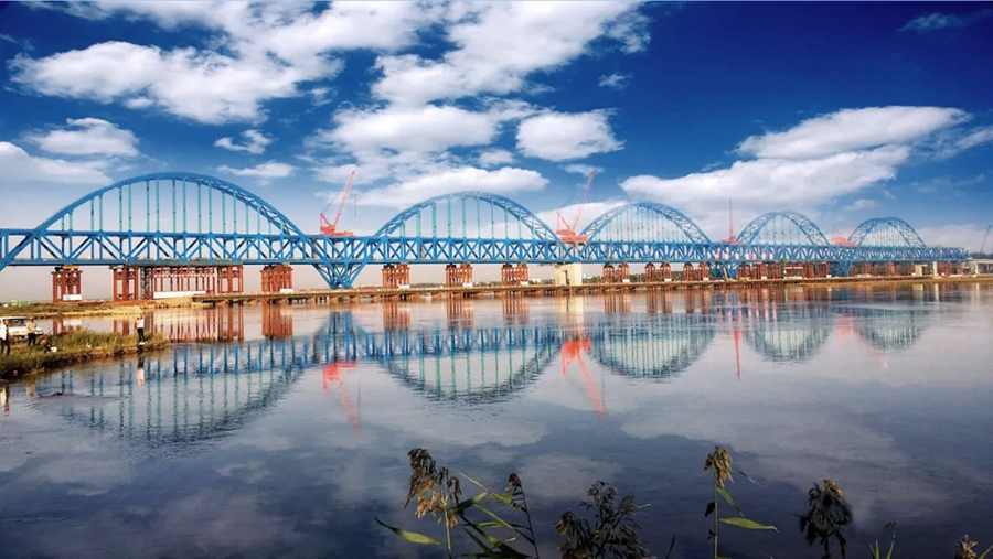 銀西高鐵全線貫穿渭河高階地及渭北黃土塬區、陜北黃土梁峁溝壑區、黃土臺塬區、環江寬谷區、沙漠及半沙漠區及黃河沖積平原區，地形地質條件異常復雜，設計中面臨著大量的高墩大跨橋梁、大斷面特長黃土隧道、風沙路基、濕陷性黃土等諸多困難和挑戰。圖為銀川機場黃河特大橋。