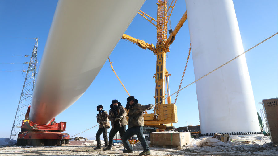 應縣梨樹坪50MW風電項目施工現場山勢陡峭，植被稀少，屬于典型的復雜山地風電場。風電場規劃裝機容量50MW，擬安裝11臺單機容量為4000KW的風力發電機組、2臺單機容量為3000KW的風力發電機組，輪轂高度100M，風機葉片直徑156M，配套建設110kV升壓站1座。圖為項目現場。