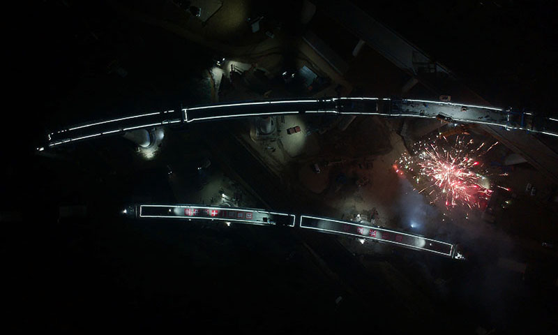 12月25日凌晨，由中鐵十一局承建的常（德）益（陽）長（沙）鐵路“動走右線2號特大橋連續梁”成功完成轉體。22日凌晨，該項目成功實施了“動走左線特大橋連續梁”的轉體。至此，常益長鐵路兩處千噸轉體梁均成功轉體，為后期鐵路主線鋪軌施工打通道路。圖為12月25日凌晨，常益長鐵路“動走右線2號特大橋連續梁”（下方短橋）完成轉體。（新華社記者 趙眾志 攝）