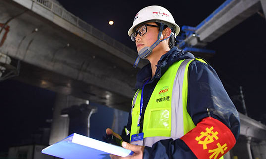 圖為12月25日凌晨，中鐵十一局技術人員盯控轉體過程中轉動度數報告指揮臺。（新華社記者 趙眾志 攝）