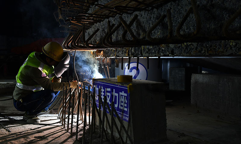 圖為12月25日凌晨，轉體后，工人對轉體梁底座上下轉盤進行固結焊接施工。（新華社記者 趙眾志 攝）