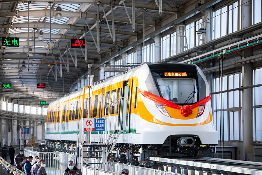 近日，由中鐵磁浮投資、建設、運維的國內首條磁浮旅游專線——廣東清遠磁浮首列車在長春正式下線。該列車采用新一代中低速磁浮列車平臺，應用常導電磁懸浮和車載短定子直線電機牽引技術，最高運行速度為120km/h。圖為清遠磁浮旅游專線首列車正式下線。（楊戈 攝）