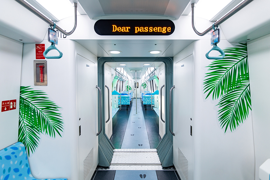 外觀設計方面，為展現旅游專線的魅力，列車在外觀彩繪中融入丹頂鶴、長頸鹿、非洲象、大熊貓等多種活潑可愛的動物造型，在內飾中設計加入清涼的森林主題和充滿童趣的動物腳印等元素，使乘客仿佛置身于童話之中。同時列車流線型的車頭酷似一個微笑的海豚，帶領乘客暢游在景區之中。圖為車廂內景。（楊戈 攝）