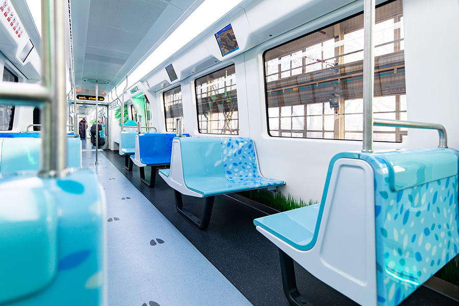 據悉，清遠磁浮旅游專線作為世界第5條、國內第3條的中低速磁浮運營線，也是國內首條中低速磁浮旅游專線。該項目以服務長隆主題公園旅游景區為主要功能，實現廣清城際銀盞站與長隆主題公園的聯通，一期工程線路全長8.014公里，3站2區間，建成后將有力推動清遠乃至廣東全域旅游實現高質量、跨越發展。圖為車廂內景。（楊戈 攝）