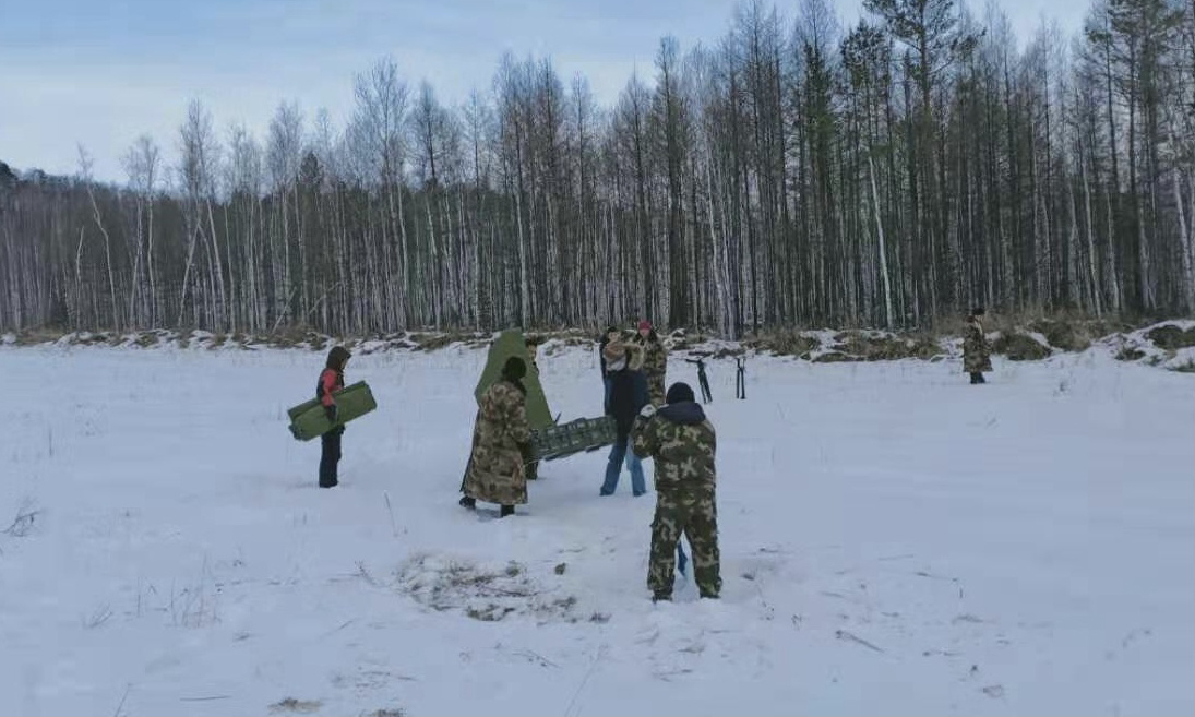 12月初，東北某地氣溫降到了零下30℃，兵器裝備集團所屬208所某型機槍系統性能試驗的寒區試驗項目啟動實施，該所一室項目組同志于11月底先行前往勘測試驗條件，科研管理部、測試試驗中心、黨群工作部以及基地的同志緊隨其后，開啟試驗。（史亦超 攝）