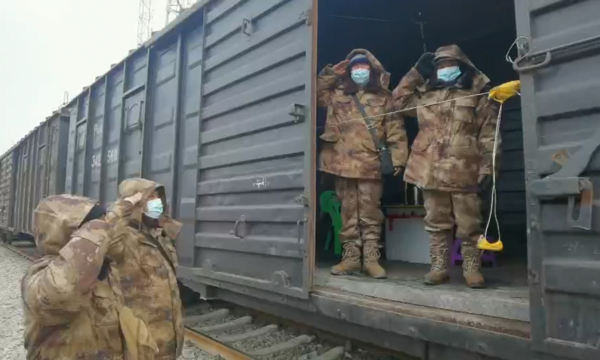 11月以來，兵器裝備集團所屬嘉陵特裝共派出90余名押運人員前往祖國西北地區多地執行押運任務，途中，面對零下15℃、滴水成冰的寒冷天氣，全體押運隊員不顧手腳凍到皸裂，堅持按照安全押運要求和操作規范點檢產品。截至目前，公司押運隊員已押運了42個車皮的產品，守護了交付產品“最后一公里”的安全。（王卉 攝） 