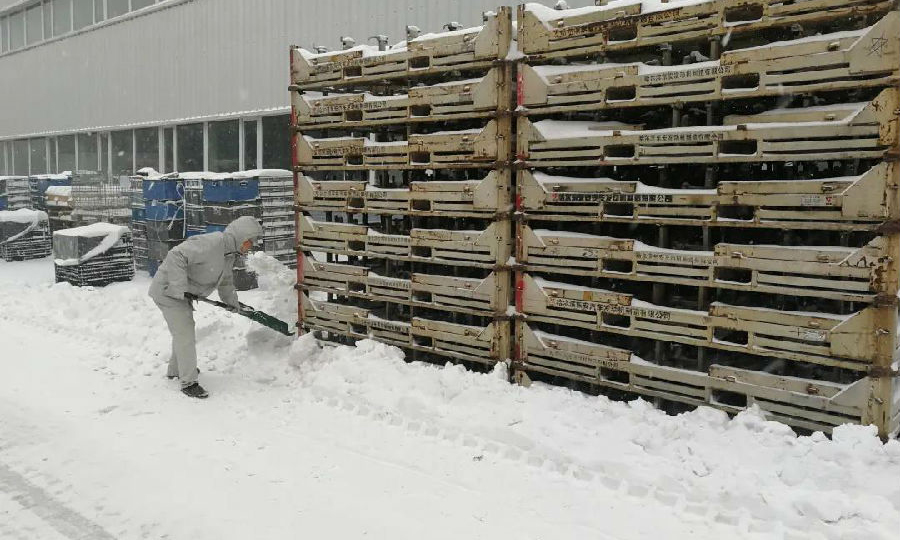 近日，哈爾濱遭遇暴雪天氣，兵器裝備集團所屬東安汽發廠區內大面積積雪給生產配送工作帶來了諸多不便，公司組織員工清理叉車行車軌跡周邊及料架存放區域積雪，并逐一對重點區域進行排查，確保了生產安全平穩有序開展。（段群鶴 攝）