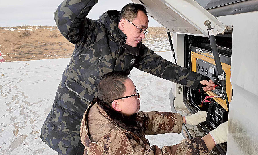 日前，兵器裝備集團所屬望江工業和清華大學聯合在冰天雪地里開展了某科研項目驗證試驗。為確保驗證試驗進度，在攝氏零下20多度的氣溫下，參與技術研發、交驗保障的人員仍堅守崗位，認真開展戶外驗證試驗。雖然天氣嚴寒，但大家卻期待氣溫能夠再低些，以取得更精確的數據。（范穎 攝）