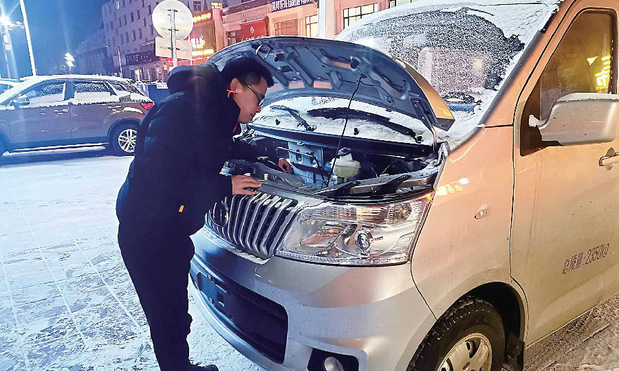 近日，兵器裝備集團所屬東安動力首批“冬標”技術人員到達漠河，在當地極其嚴寒的天氣下，開展了四個項目的冬季試驗工作。同時，另外兩組技術人員也分別前往牙克石與額爾古納地區，開展試驗工作。近日，四個項目的試驗工作已經完成。預計，本輪冬季試驗將持續到2021年1月底，該公司將完成全部28個項目的試驗工作。（姜文彬 攝）