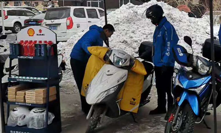 進入12月份，吉林長春的溫度基本都在零下10℃，為保障外賣客戶的騎行安全，兵器裝備集團所屬輕騎鈴木銷售店推出為外賣客戶免費做保養、點檢服務活動，服務人員堅守活動現場，以鈴木20項標準點檢為基準，對每一輛車的性能逐一對照、認真檢查，真正做到為客戶的騎行安全保駕護航。（尹長萍 攝）