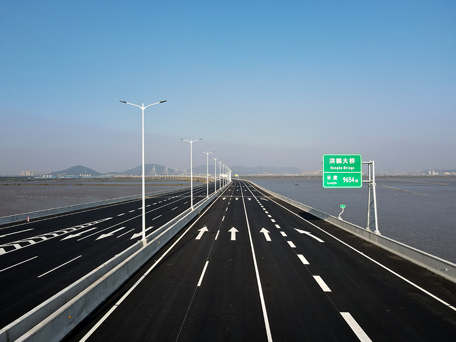 圖為珠海洪鶴大橋路面。（李若冰 攝）