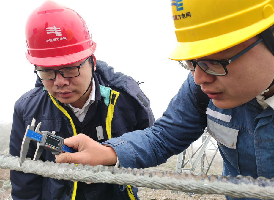 12月15日，南方電網廣東清遠供電局輸電管理二所對位于清遠連州西江高寒山區易覆冰線路220千伏線路桿塔進行觀冰特巡。（賓潑 攝）