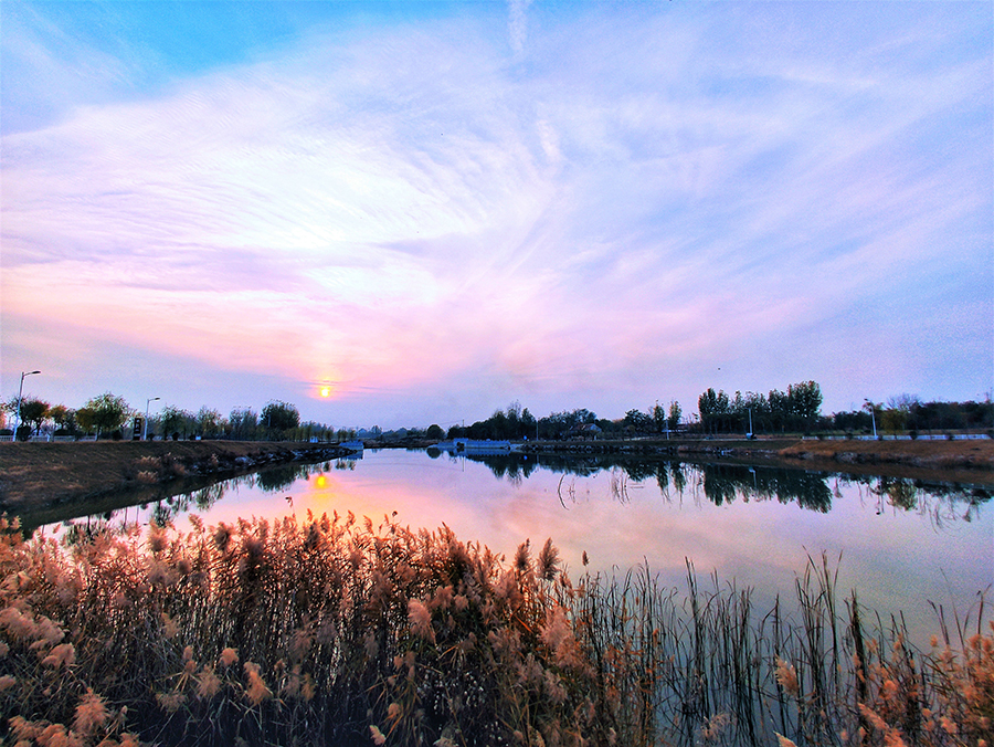 圖為平度城市秦皇河治理后的兩岸風景。（師華鵬 攝）