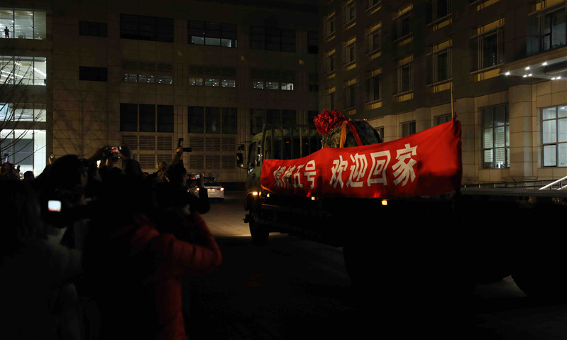 圖為12月17日，在北京中國航天科技集團五院，人們在歡迎嫦娥五號返回器回到出生地。（新華社記者 金立旺 攝）