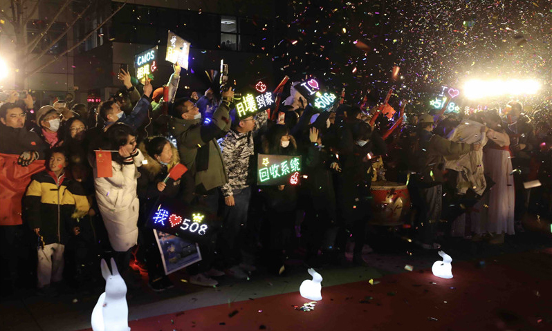 圖為12月17日，在北京中國航天科技集團五院，人們在歡迎嫦娥五號返回器回到出生地。（新華社記者 金立旺 攝）