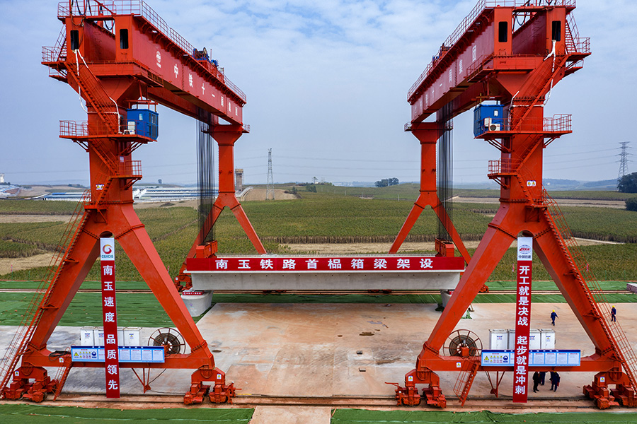 南玉鐵路全長約193公里，經南寧、貴港、玉林三市，連接北部灣城市群與桂東南城鎮群，遠期向東延伸至廣東深圳，是南深高鐵的重要組成部分，是促進區域經濟快速發展的重要通道。圖為南玉鐵路架梁施工現場。（金偉 攝）